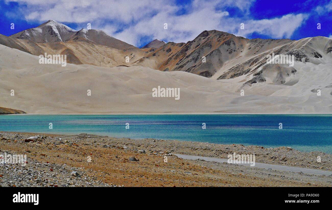 Die weißen Sanddünen und das türkise Wasser der Seen Bulunkou Sumpf