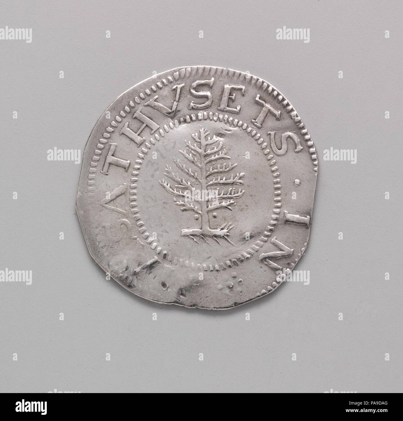 Schilling. Kultur: American. Abmessungen: 1 3/16 in., 4,67 Gramm (3 cm, 3.003 dwt). Schöpfer: John Hull (1624-1683); Robert Sanderson Sr. (Ca. 1608-1693). Datum: Ca. 1667-ca. 1682. 1652 John Rumpf und Robert Sanderson waren Minze Meister für die Massachusetts Bay Colony ernannt. Als Reaktion auf einen chronischen Mangel an Devisen und die Notwendigkeit für eine zuverlässige und effiziente Mittel für den Austausch, die Münze wurde von Rumpf und Sanderson dreißig Jahre lang betrieben. Die in diesem Zeitraum produzierte Münzen verschiedener Konfessionen und Ausführungen, angefangen von einem einfachen NE (für "New England") auf eine Weide, o Stockfoto