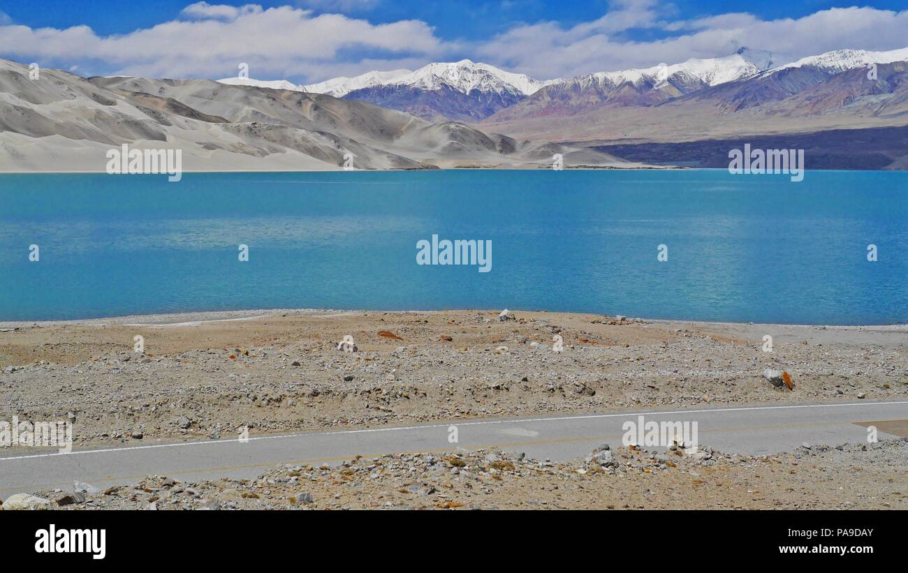 Die weißen Sanddünen und das türkise Wasser der Seen Bulunkou Sumpf oder Bulunkou Fluss Sanddünen auf Karakoram Highway (China) in Xinjiang. Stockfoto