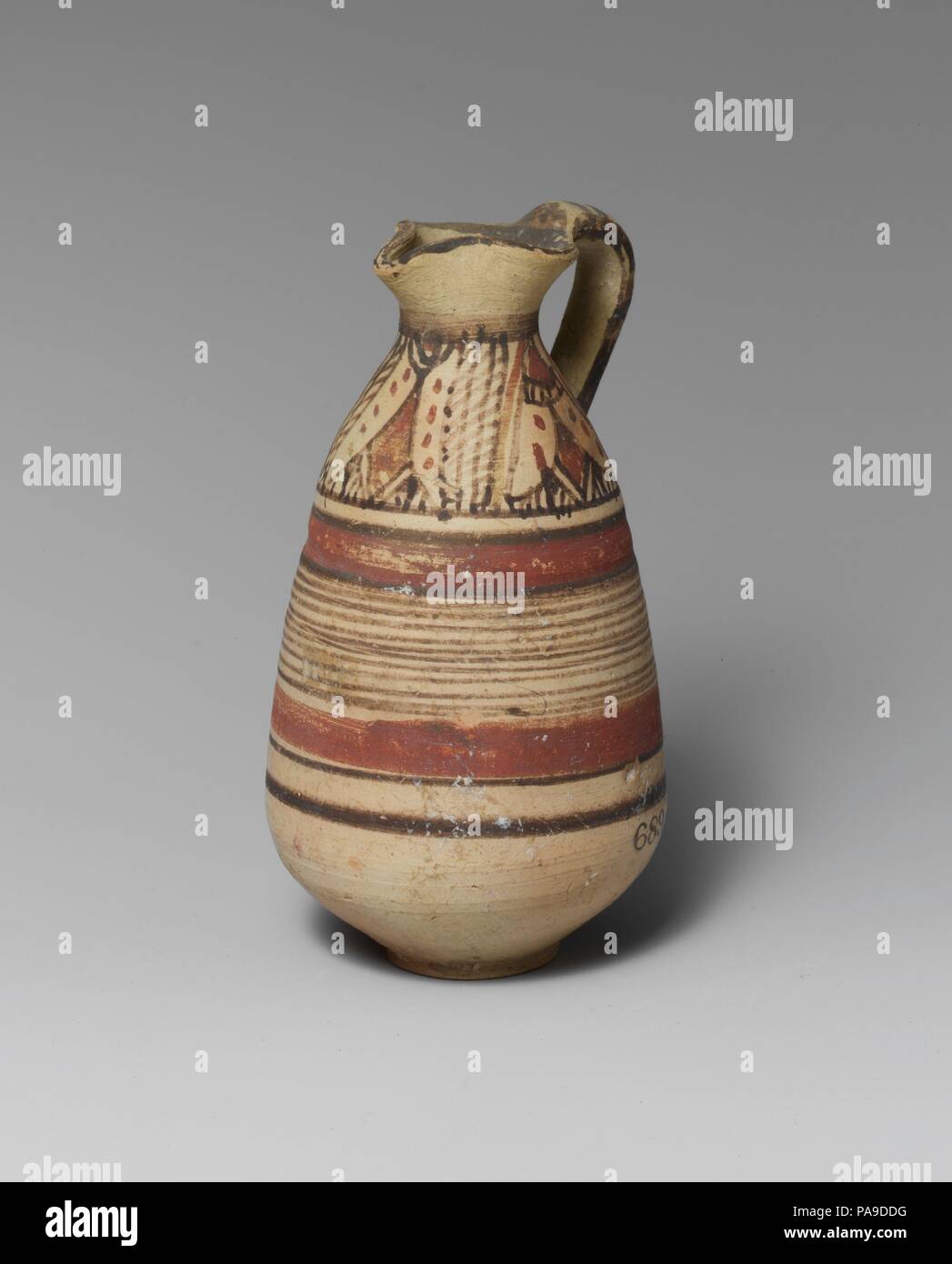 Terrakotta juglet. Kultur: Zypriotische. Abmessungen: H. 4 1/2 in. (11,4 cm). Datum: 600-480 v. Chr.. Sack geformt, mit Bands und Lotus Blumen. Museum: Metropolitan Museum of Art, New York, USA. Stockfoto