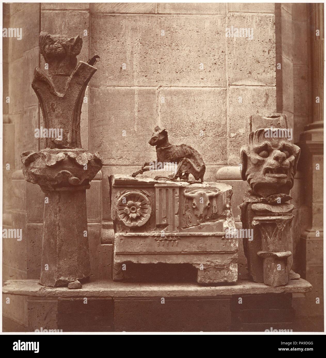 Le Chat Momifié (trouvé dans les fouilles de Saint-Germain-en-Laye). Künstler: Charles Marville (Französisch, Paris 1813-1879 Paris). Abmessungen: Mount: 19 13/16 x 9 15/16 in. (50,3 × 25,3 cm) Bild: 11 1/2 x 11 1/4 in. (29,2 × 28,6 cm). Datum: Ca. 1862. Museum: Metropolitan Museum of Art, New York, USA. Stockfoto