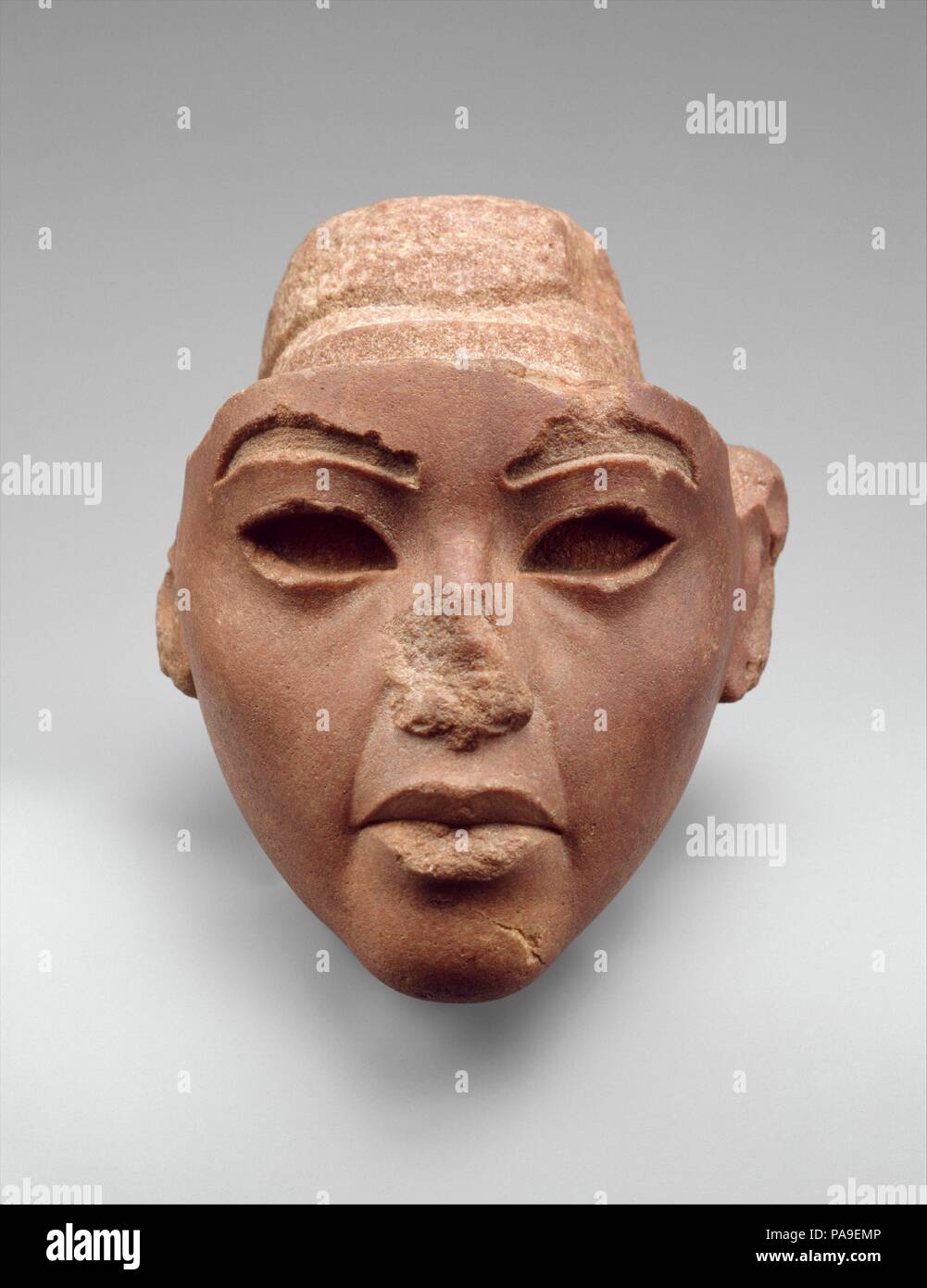 Fläche aus einem Composite Statue, wahrscheinlich Königin Teje. Abmessungen: H 13,3 cm (5 1/4 in.); W. 12,5 cm (4 15/16 in.); D. 12,4 cm (4 7/8 in.) H. von Gesicht 11 cm (4 5/16 in.). Dynastie: Dynasty 18. Herrschaft: Amenhotep III - Echnaton. Datum: Ca. 1353-1336 v. Chr.. Dieser Quarzit Kopf gehörte einst zu einem Composite Statue aus verschiedenen Materialien. Auf der Grundlage der Farbe der Steine (rot ist die herkömmliche Farbe für Männer), der Eigentümer, war ursprünglich als Echnaton identifiziert. Aber das Thema scheint getragen haben die Standard dreigliedrigen Perücke, die Frames das Gesicht mit zwei dicken Knäuel von Haar wh Stockfoto