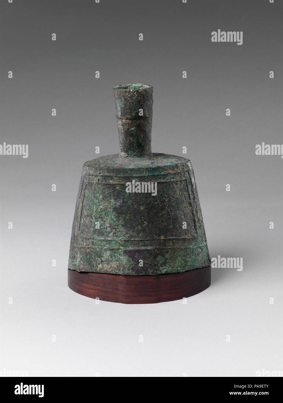 Bell an der Basisstation. Kultur: China. Abmessungen: H.6 3/8 in. (16,2 cm); W. (Basis) 5. (12,7 cm); Durchm. (Base) 3 9/16-in. (9 cm). Museum: Metropolitan Museum of Art, New York, USA. Stockfoto