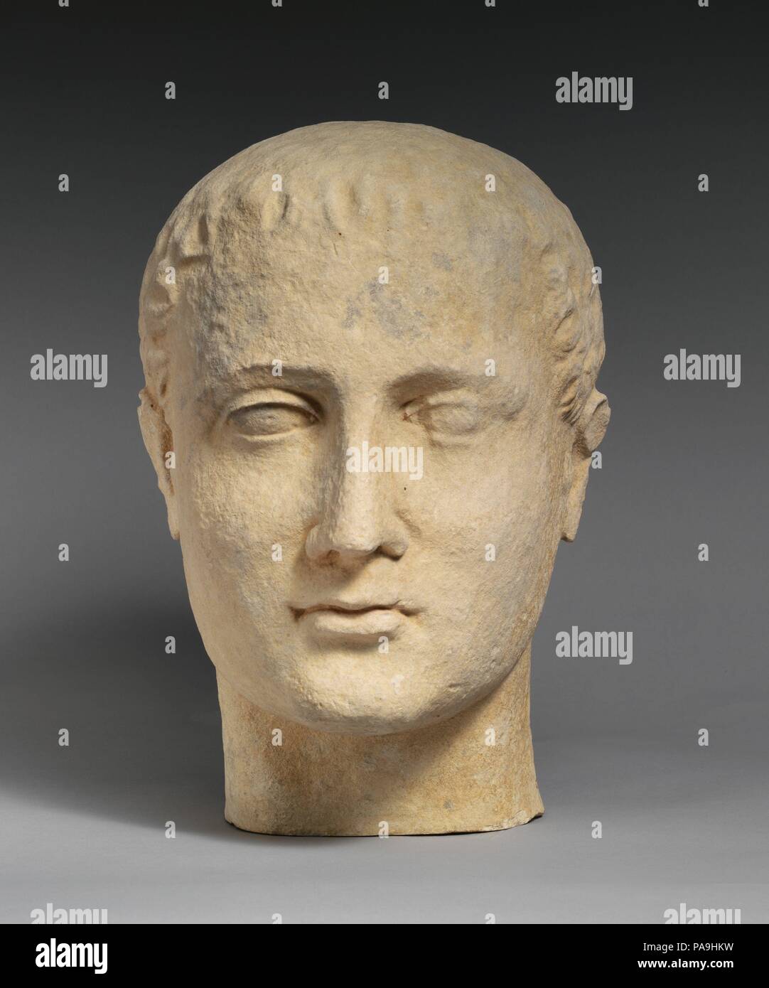 Kalkstein Kopf einer Bartlos männlichen votary. Kultur: Zypriotische. Abmessungen: Insgesamt: 12 x 7 3/4 x 10 1/2 in. (30,5 x 19,7 x 26,7 cm). Termin: Anfang 1. Jahrhundert v. Chr.. Abbildung mit kurzen gewelltes Haar, eine Art von jungen Augustus. Museum: Metropolitan Museum of Art, New York, USA. Stockfoto