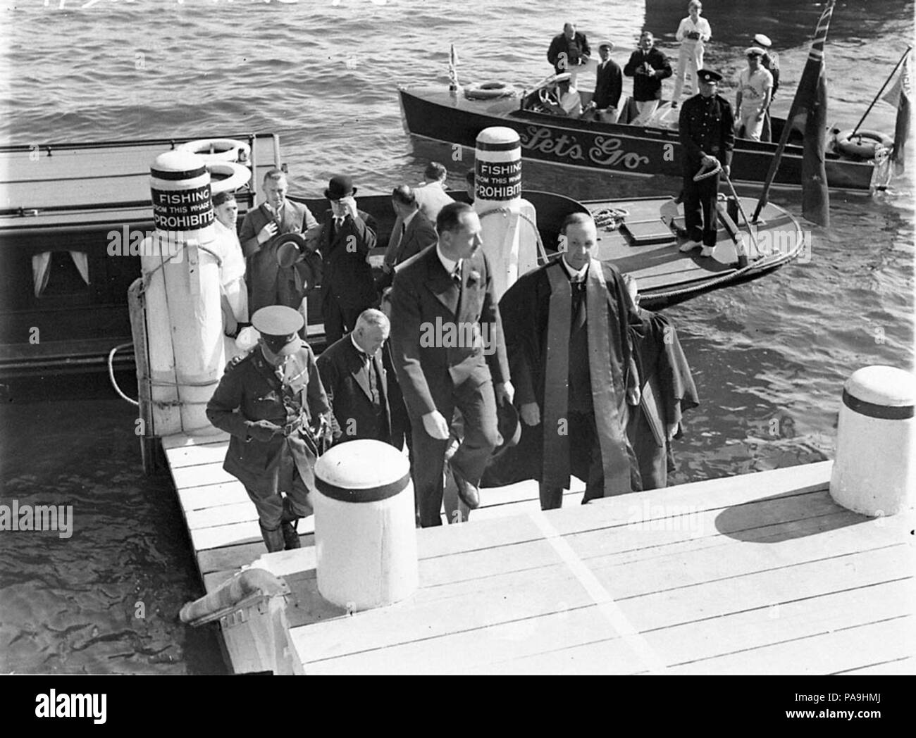 235 SLNSW 10309 Herzog von Gloucester, begleitet vom Bürgermeister und von Sir Philip Spiel an der Manly für ein Surf Karneval kommt gefolgt Stockfoto