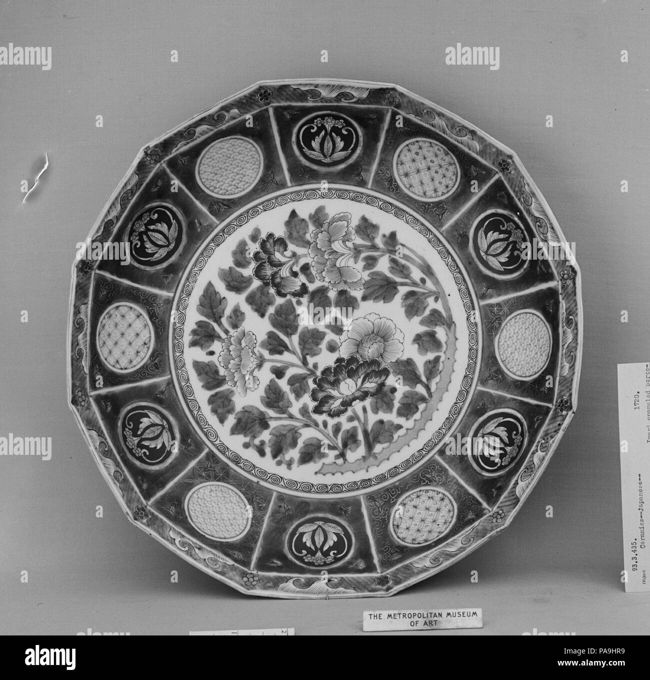 Gericht. Kultur: Japan. Abmessungen: Durchm. 11 3/8 in. (28,9 cm); D.2 1/4 in. (5,7 cm). Datum: 1720. Museum: Metropolitan Museum of Art, New York, USA. Stockfoto