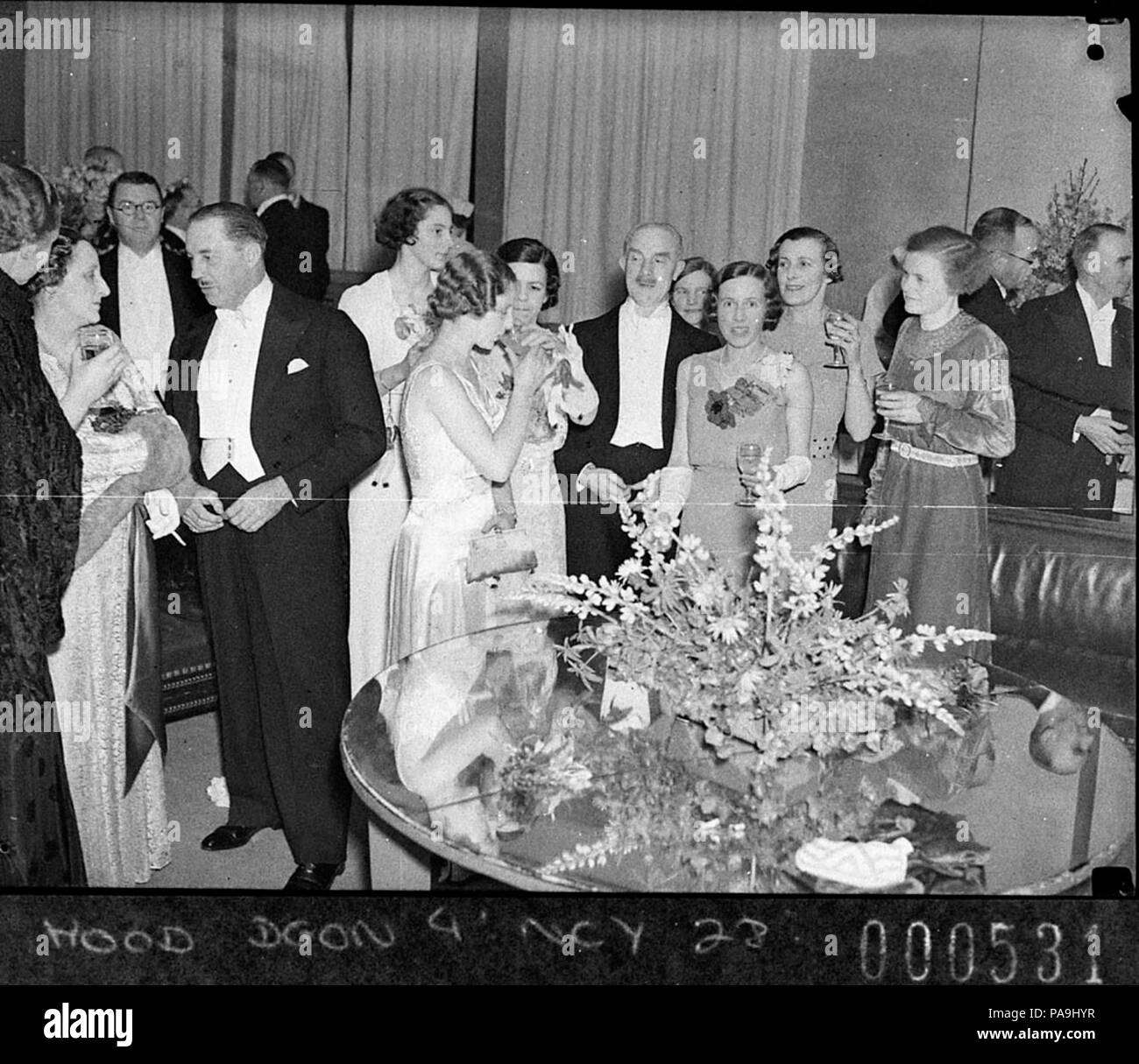 236 SLNSW 10818 Katholische Qualitätssicherung Kugel an David Jones neun Debütantinnen Stockfoto