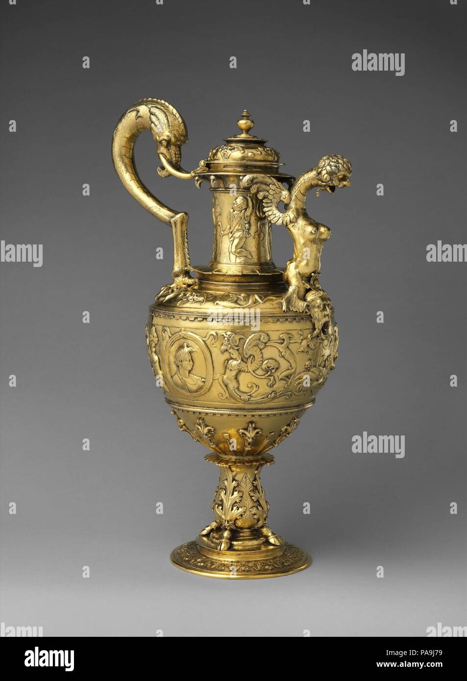 Zeremonielle ewer. Kultur: Portugiesisch. Abmessungen: H. 17 7/8 × W. 11 1/2 in., Wt. 112.7 oz. (45,4 × 29,2 cm, 3194 g); Durchm. Der Fuß: 5 cm. (14 cm). Datum: Ca. 1520-50. Der ewer ist beispielhaft für die individuelle Interpretation der Stil der Renaissance in Portugal. Seine gewagte Gegenüberstellung der skurrilen, exotische und makabere bildhauerischen Details zeugt von der Qualität der portugiesischen Design. Durch die Kombination der extravaganten und die bizarre - fabelhaften Tieren, mythologischen Kreaturen und allzu sterblichen Menschen, vanitas Symbole des irdischen Ruhm, der Schönheit und der unvermeidliche Tod - er spiegelt perfekt den Zeitraum Stockfoto