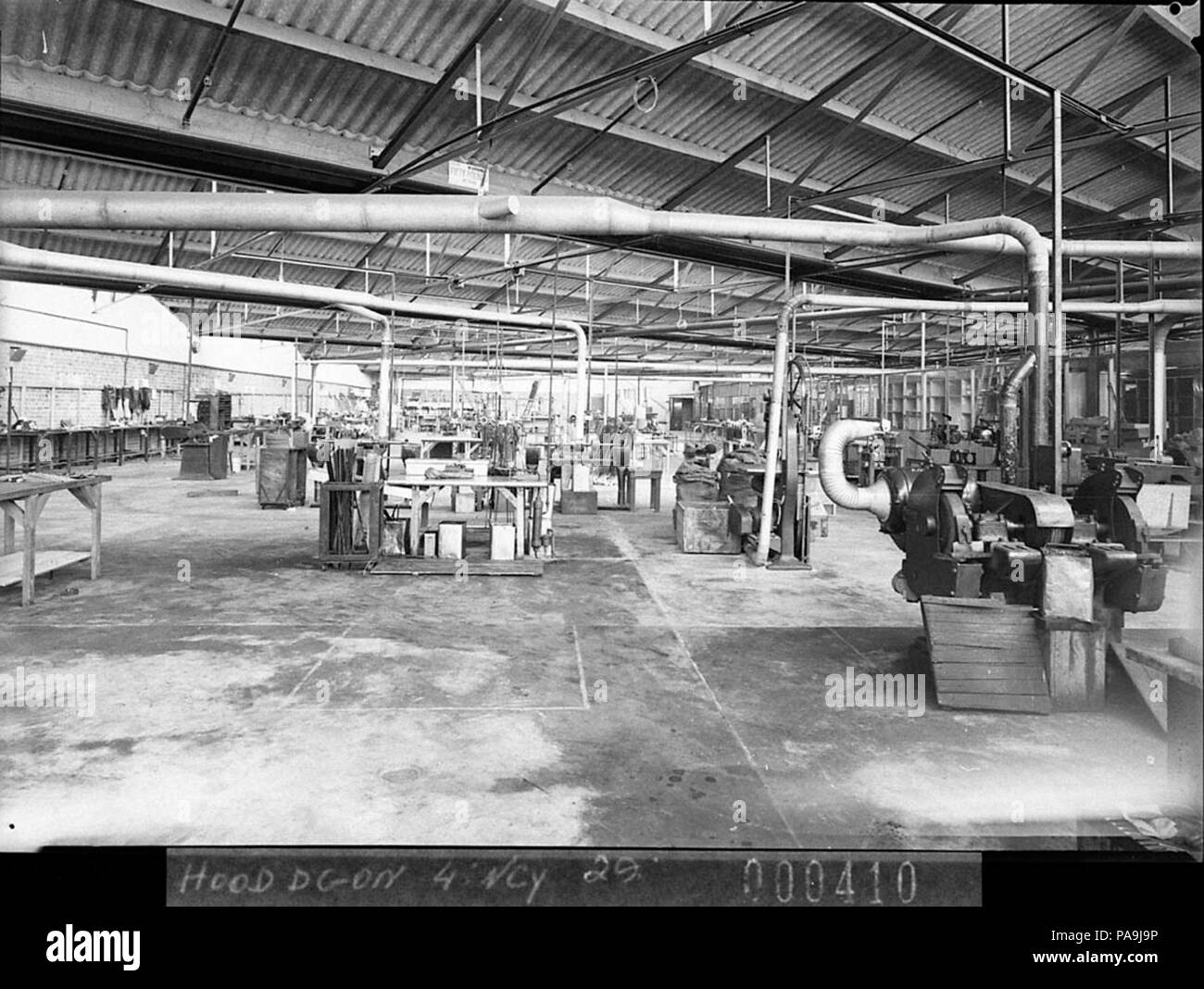 236 SLNSW Slazengers 11424 Innere der Fabrik, Arbeiter, Sportartikel Stockfoto