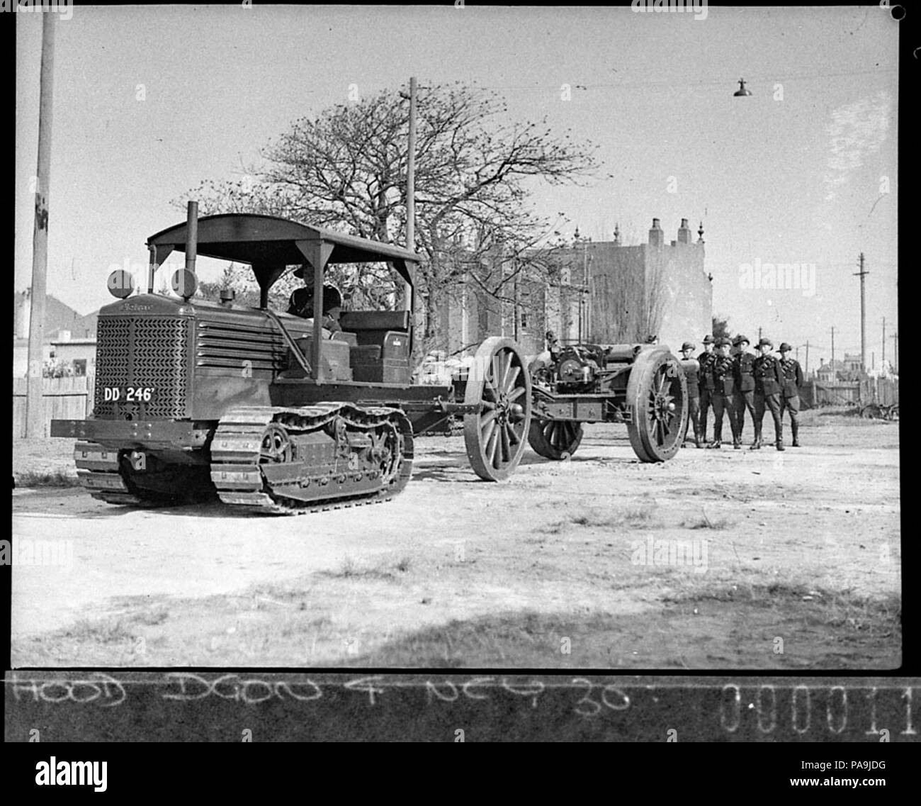 237 11758 SLNSW der Australischen Armee Field Artillery Einheiten Traktor angeschlossen, bereit, ein Gewehr zu bei Randwick Drill Hall Stockfoto