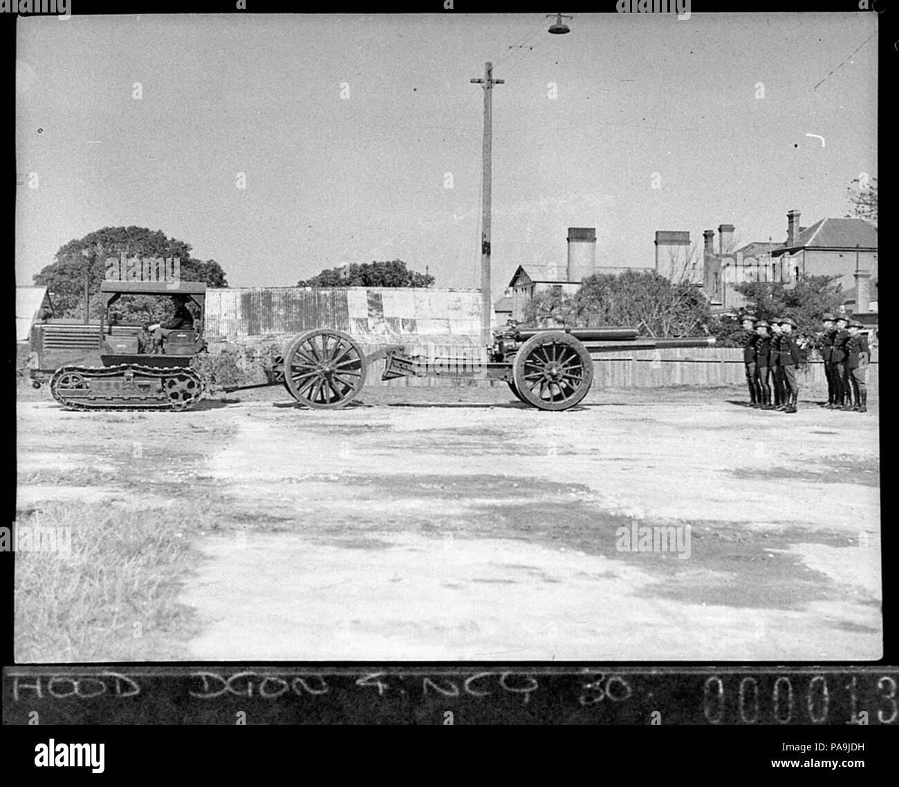 237 SLNSW70063 Seitenansicht Traktor Protze und Gewehr bei Randwick Drill Hall Stockfoto