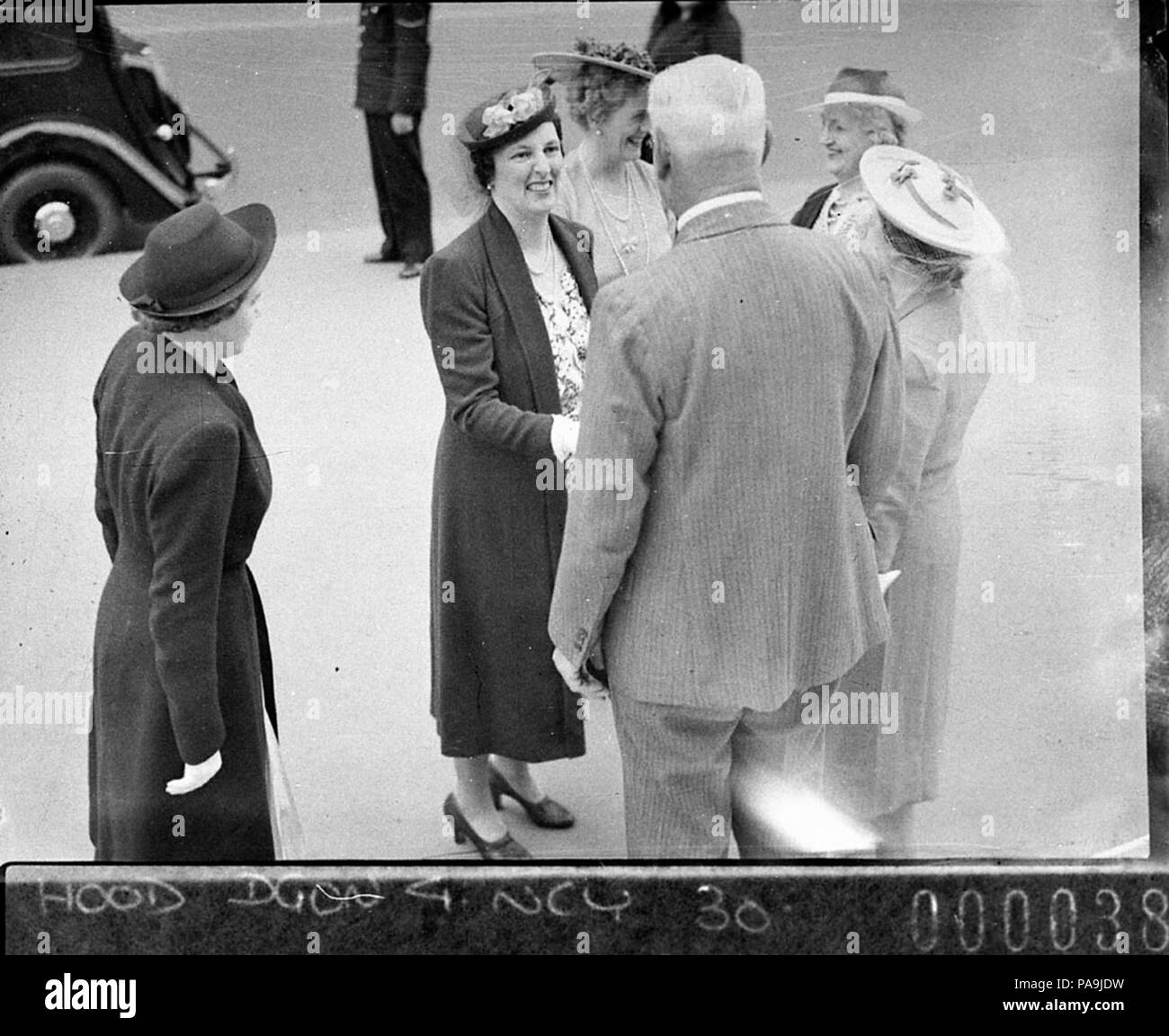 237 SLNSW11818 geblümten Teppich am Rathaus Eröffnung durch Frau Wakehurst Lady Wakehust im Rathaus ankommen Stockfoto