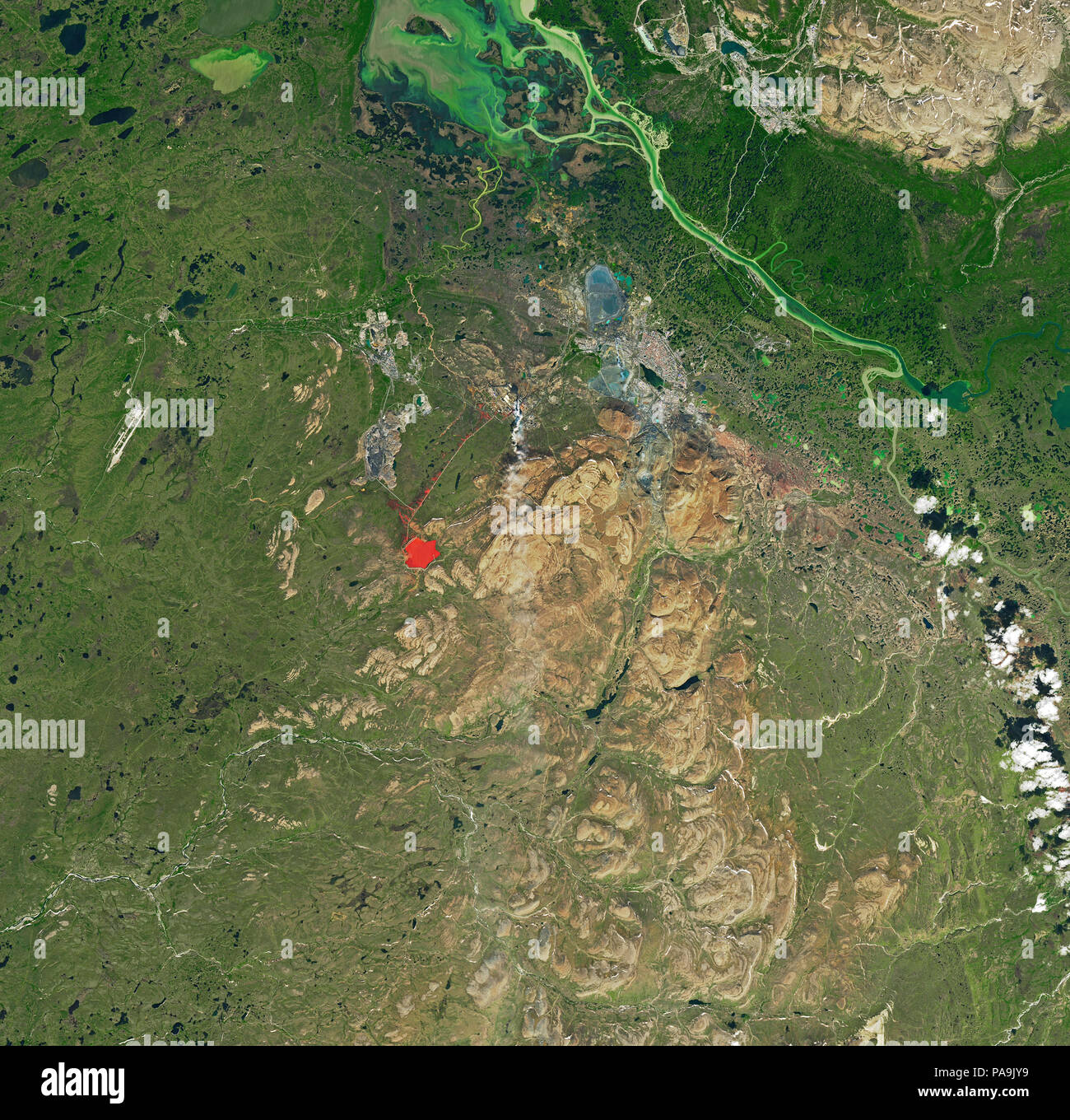 NASA-Satellitenbild von der Umweltverschmutzung durch die Industrie und Landschaft Schaden in Norilsk, Russland rot Bergeteich sichtbar und braun gezeichnete Land vom 12. Juli 2017 Stockfoto
