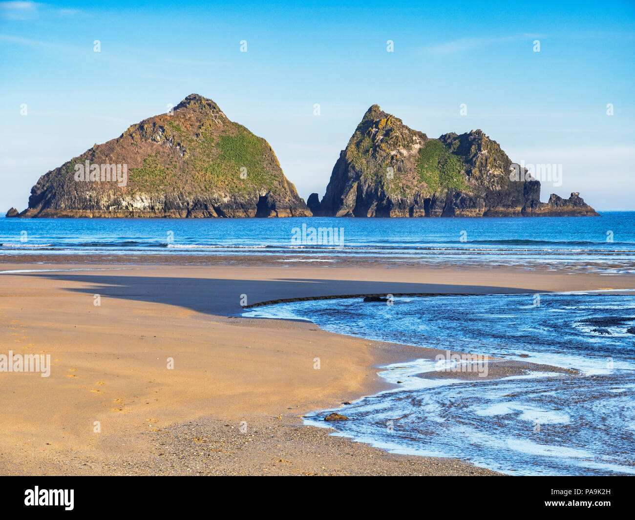 Carters Felsen, oder Gull Felsen, Off Shore Inseln bei Holywell Bay, North Cornwall, UK. Der Strand war einer der Drehorte für die TV-Serie Poldark. Stockfoto