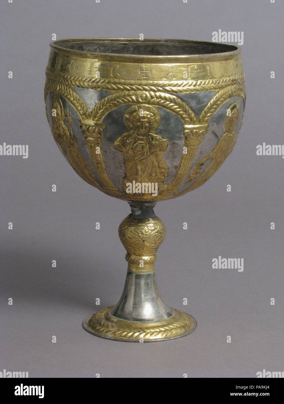 Die Attarouthi Schatz - Kelch. Kultur: Byzantinischen. Abmessungen: Insgesamt: 9 9/16 x 6 5/8 in. (24,3 x 16,8 cm) Durchm. Der Fuß: 3 7/8 in. (9,9 cm) Durchm. von Knop: 1 5/8 in. (4.1 cm) Kapazität der Cup: 2100 ml. Datum: 500-650. Mit einem Jugendlichen Christus mit einem kreuzförmigen Halo, Diakon heiliger mit Napf (vermutlich der hl. Stephanus), einem jungen Heiligen, der mit personal, die Jungfrau Maria in orant darstellen, einen militärischen Saint in Rüstung Töten eines Drachen (Saint George?), und ein langhaariger Saint John der Forerunner, unter Arkaden in der Griechischen bezeichnet: Von Saint Stephen des Dorfes Attaroutha. Museum: Metropolitan Museum Stockfoto