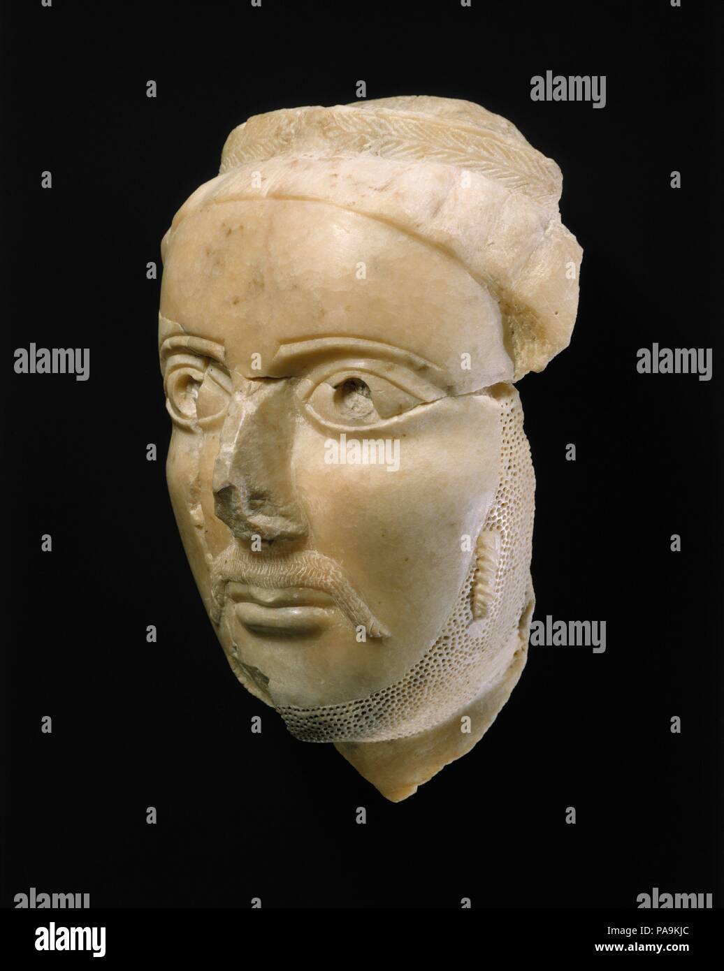 Kopf eines Mannes. Abmessungen: 9 1/2 in. (24 cm). Datum: Ca. 3.-4. Jh. N.CHR.. Dieses feine männlichen portrait Kopf ist bis jetzt von der Mitte des ersten Jahrtausends N.CHR. gedacht und können Teil einer größeren royal Skulptur wurden. Die Figur trägt einen stilisierten Lorbeerkranz, ein Symbol von hohem Rang. Die Verwendung der Kranz Status zu bezeichnen spiegelt den Einfluss der griechisch-römischen Welt und erscheint in realistischer Form auf den Münzen des Königreichs Himyar aus dem ersten Jahrhundert v. Chr. und CHR. einen langen Schnurrbart Vorhänge entlang jeder Seite der Mund, das Kinn bart ist, und ein einziges Ringelwürmer ist vorsichtig Stockfoto