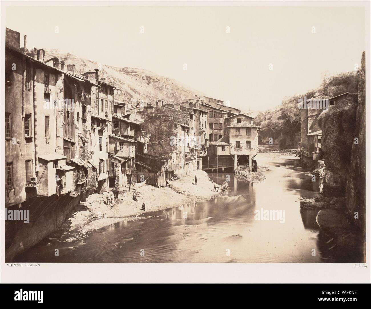 Vienne, St. Jean. Artist: Édouard Baldus (Französisch, geboren Preußen, 1813-1889). Abmessungen: Bild: 30,8 x 43,2 cm (12 1/8 x 17 in.): 46 x 60,5 cm (18 1/8 x 23 13/16 in.). Datum: Ca. 1861. Museum: Metropolitan Museum of Art, New York, USA. Stockfoto