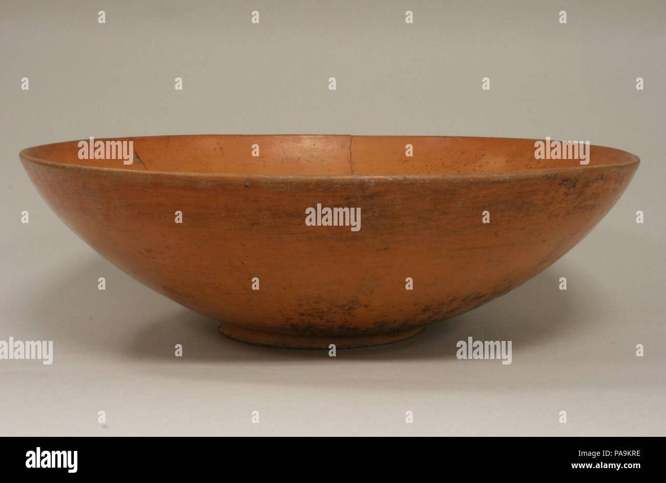 Flache Schale. Kultur: Teotihuacan. Abmessungen: Höhe: 4 cm. (11,4 cm) Durchmesser: 15 in. (38,1 cm). Datum: 4.-5. Jh.. Museum: Metropolitan Museum of Art, New York, USA. Stockfoto