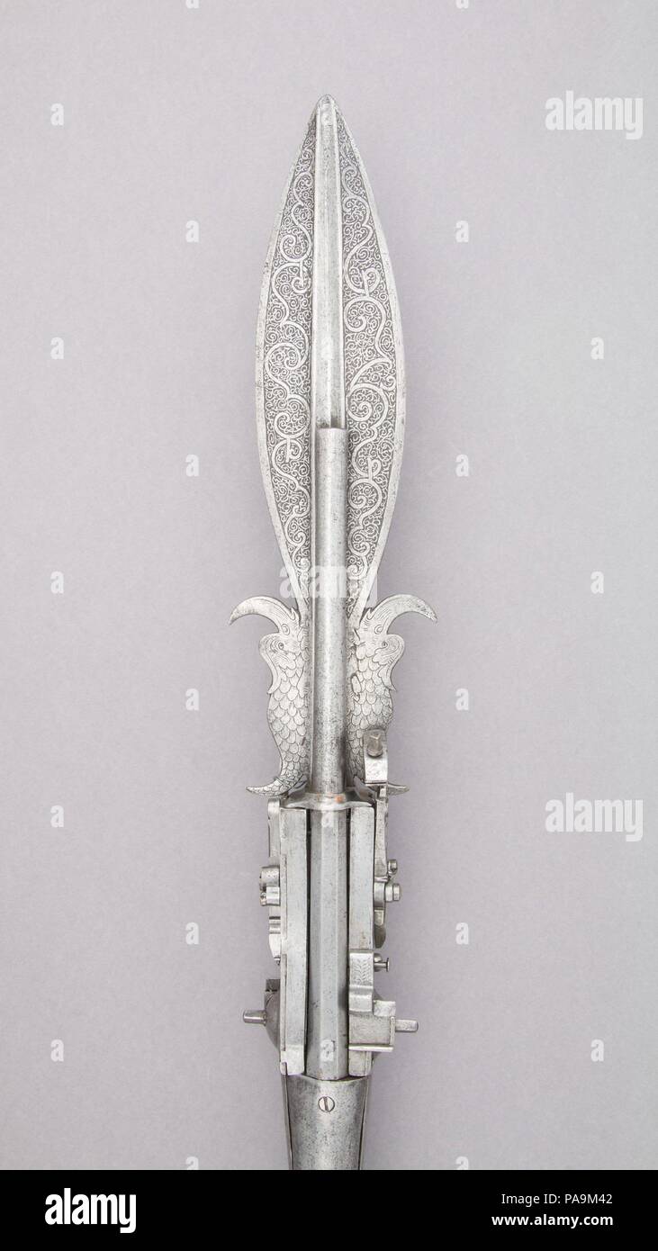 Boar Spear mit Double Barrel Wheellock Pistole. Kultur: Deutsch. Abmessungen: L 89 cm. (227.96 cm); L. von Kopf 40 Cm. (102,9 cm); L. von Fass 12. (30,5 cm); W. 4. (10,2 cm); Cal. (A) .412 in. (10,47 mm); Cal. (B) .415 in. (10.54 mm); Wt. 9lbs 6oz. (4252.4 g). Datum: Ende des 16. Jahrhunderts. Museum: Metropolitan Museum of Art, New York, USA. Stockfoto