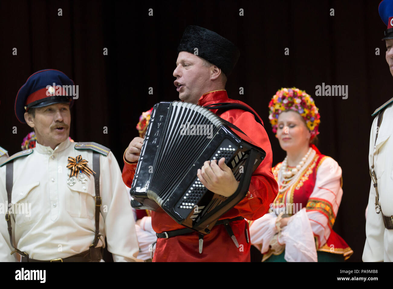 Russische Mann spielt das Akkordeon-Sachalin, Russland Stockfoto