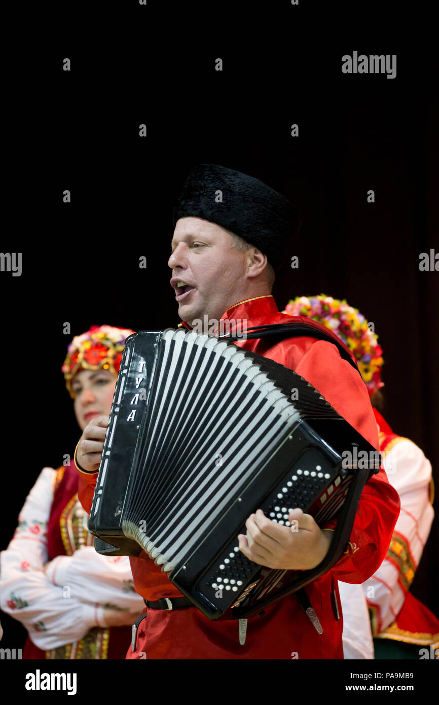 Russische Mann spielt das Akkordeon-Sachalin, Russland Stockfoto