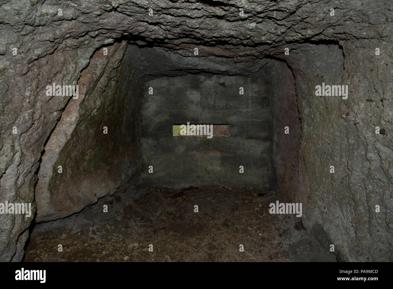 War Tunnels und gun Kasernen auf Onekotan Insel, Kuril Inseln Stockfoto