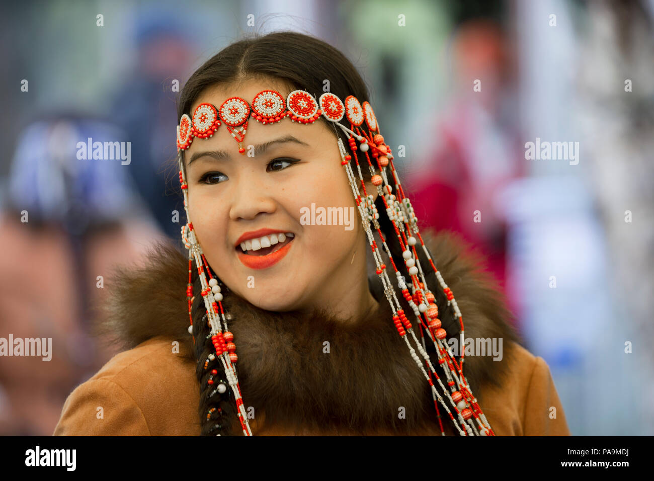 Ainu Frau in traditioneller Tracht - Kamtschatka Stockfoto