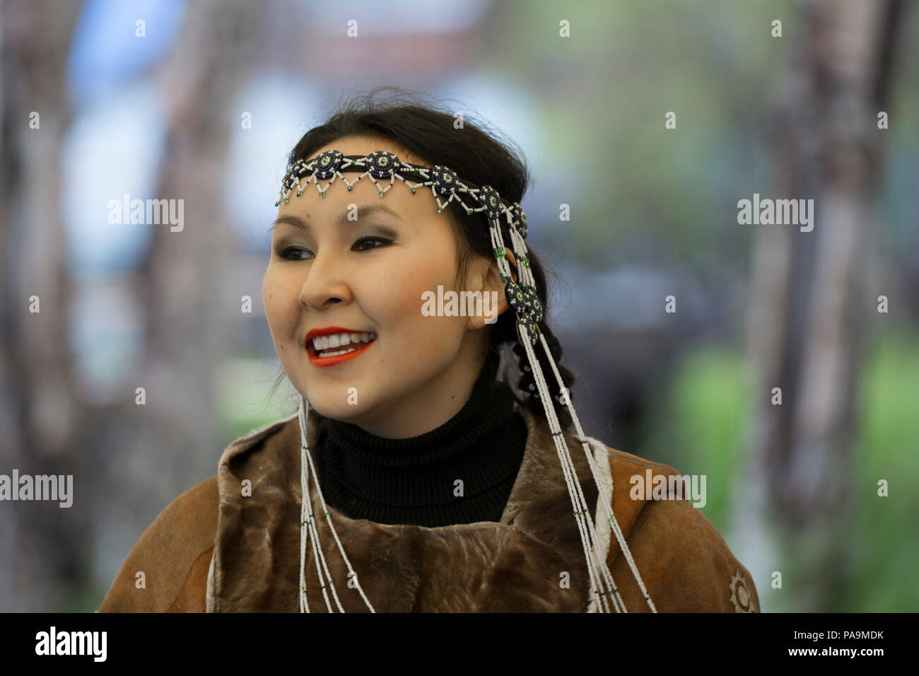 Ainu Frau in traditioneller Tracht - Kamtschatka Stockfoto