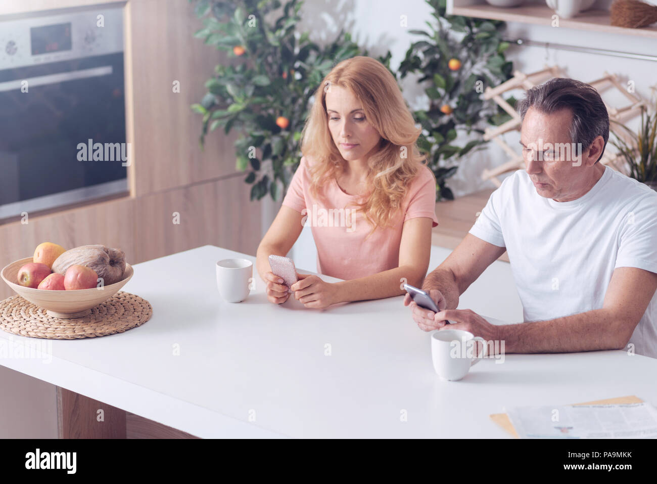 Schön ernster Mann und Verwendung Ihres Smartphones Frau Stockfoto