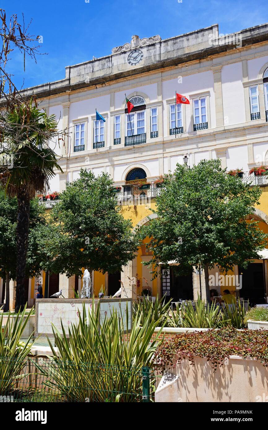 Blick auf das Rathaus (Camara Municipal) und Stadtpark (Praça do Municipio), Silves, Portugal, Europa. Stockfoto