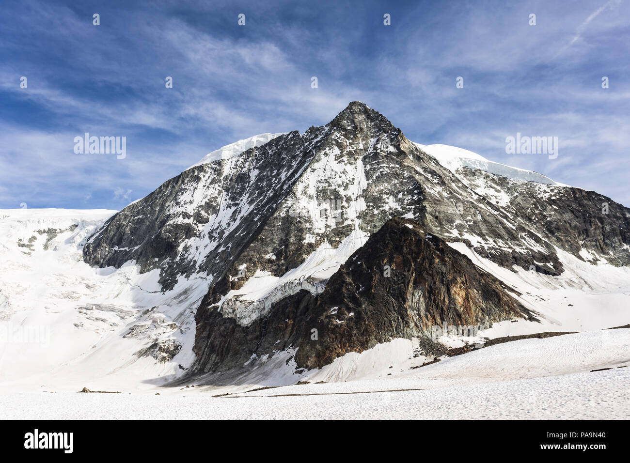 Atemberaubende Aussicht auf den Mont Blanc de Cheilon Peak, mit 3870 m, im Kanton Wallis in den Schweizer Alpen in der Schweiz an einem sonnigen Sommertag Stockfoto