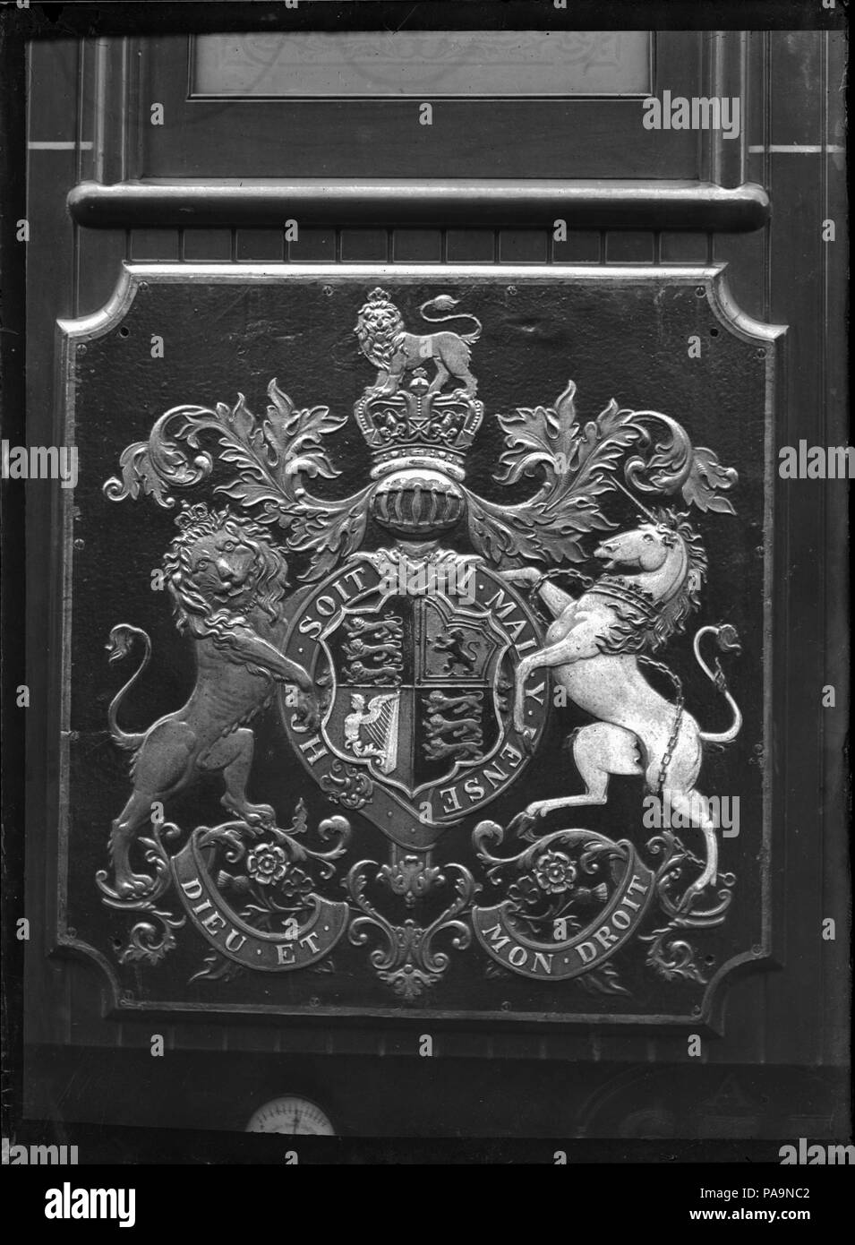 222 königlichen Wappen auf dem Wagen während der Königlicher Besuch Der Herzog von Cornwall & Amp; York, 1901 ATLIB 274387 verwendet Stockfoto