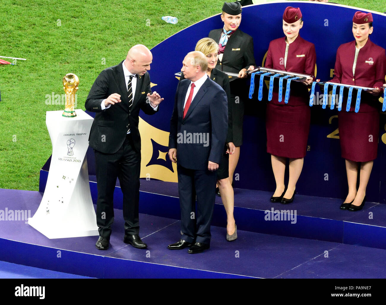 Moskau, Russland - 15. Juli 2018. Der russische Präsident Wladimir Putin an FIFA-Präsident Gianni Infantino vor WM-Trophäe Präsentation afte Stockfoto