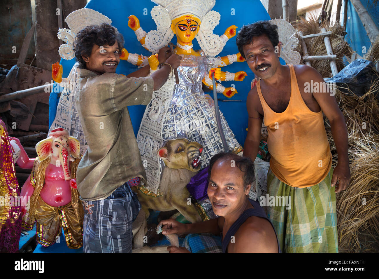 Herstellung von Durga Statue (PANDAL) in Kumartuli Bereich vor dem Durga Puja Feier in Kolkata, Indien Stockfoto