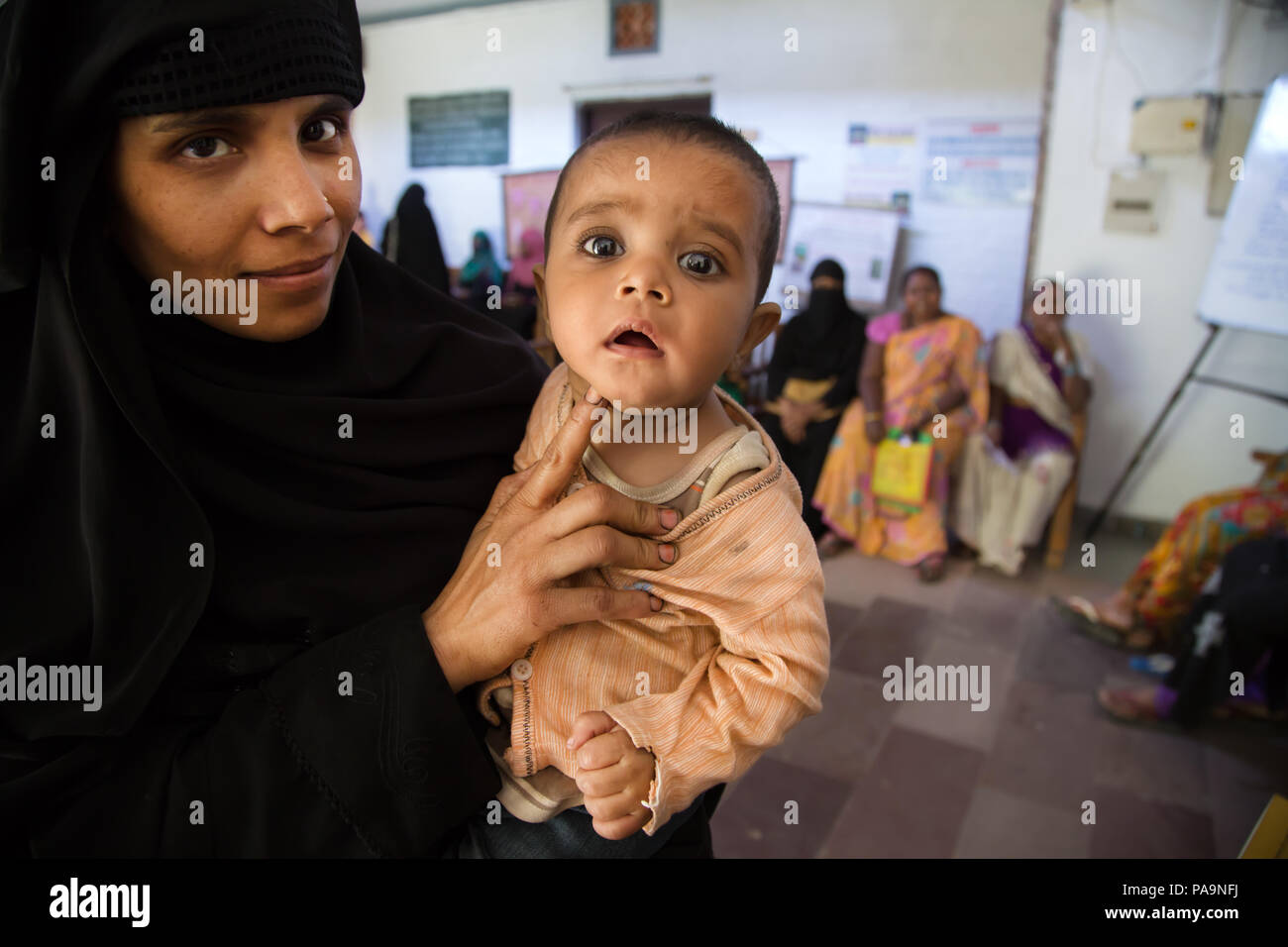 Mutter und Kind warten auf ayurvedische Behandlung von kranken Menschen zu Vertrauen Sambhavna Klinik in Bhopal, Indien Stockfoto