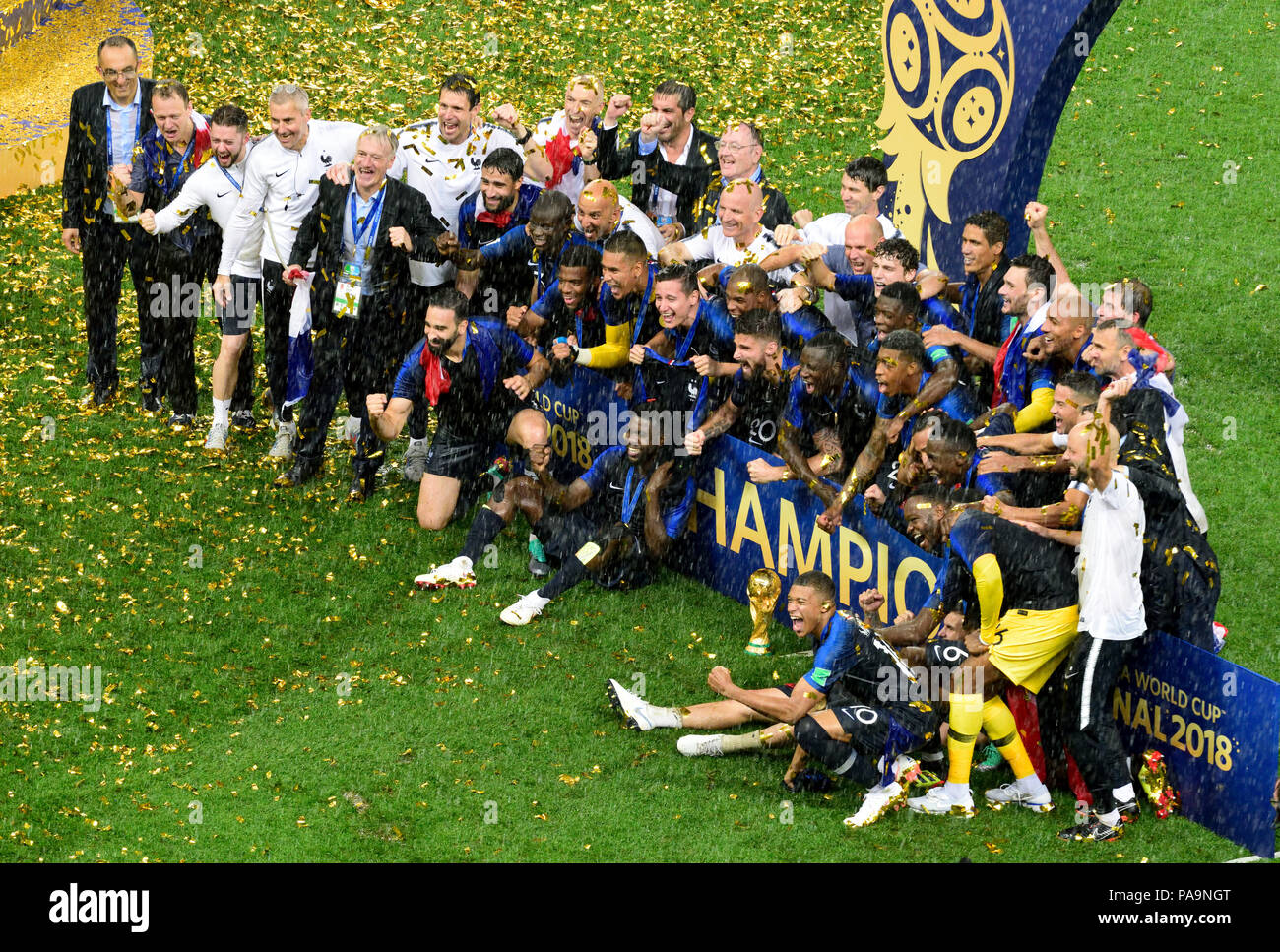 Moskau, Russland - 15. Juli 2018. Weltmeister Frankreich feiern den Sieg mit der Trophäe in Sintflutartigen Regenguss nach dem World Cup Finale. Stockfoto