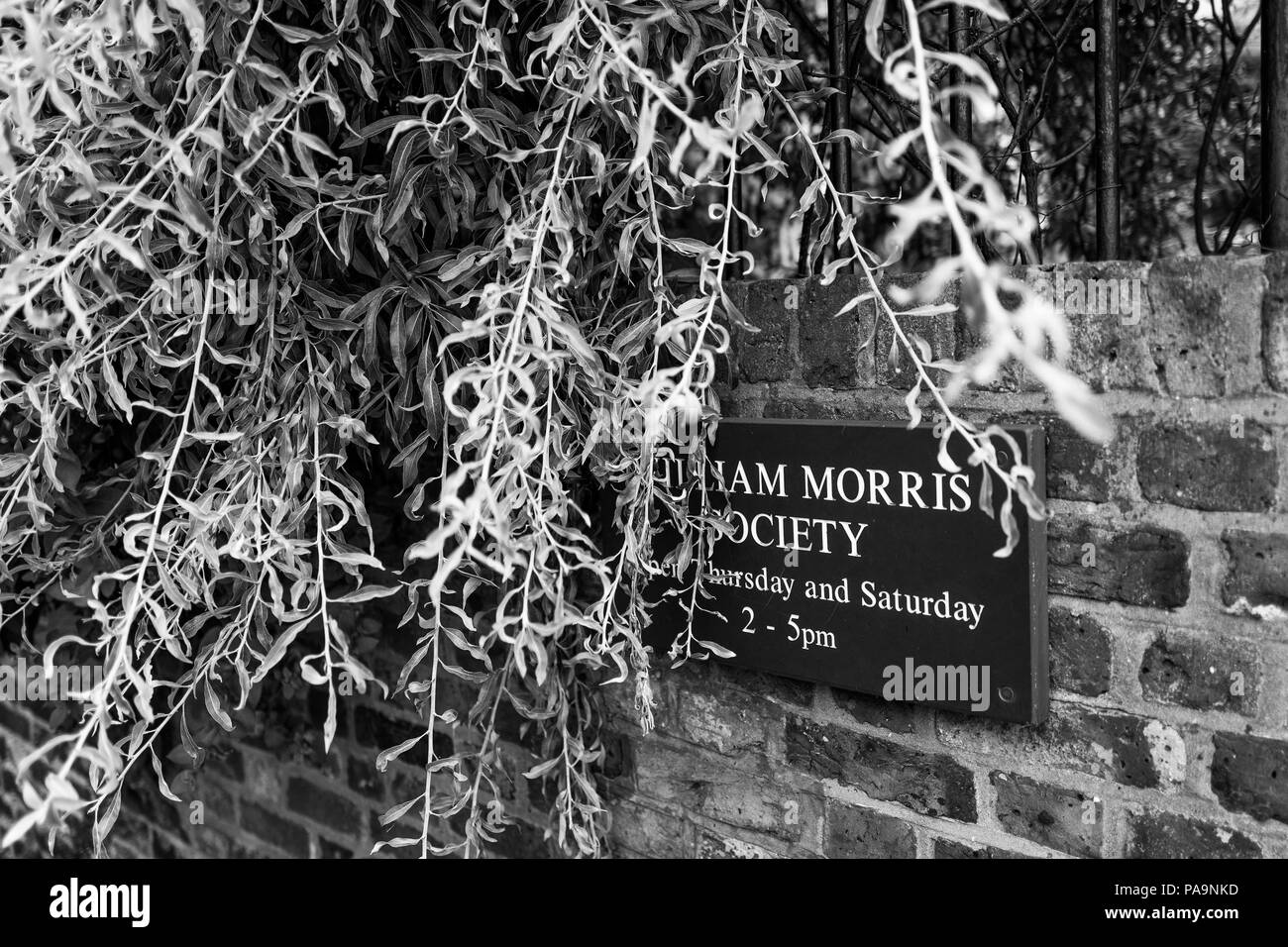 Chiswick. Greater London. William Morris, Plakette fest an der Wand - Chiswick Mall und bahndamm Führenden von Chiswick zu Fulham erreichen RC. Sonntag. 24.07.2016 © Peter SPURRIER Stockfoto