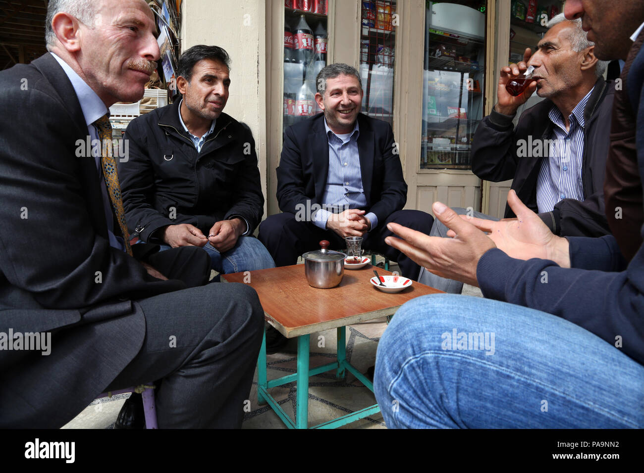 Kurdische Männer in einem lokalen Restaurant in Hasankeyf, Türkei Stockfoto