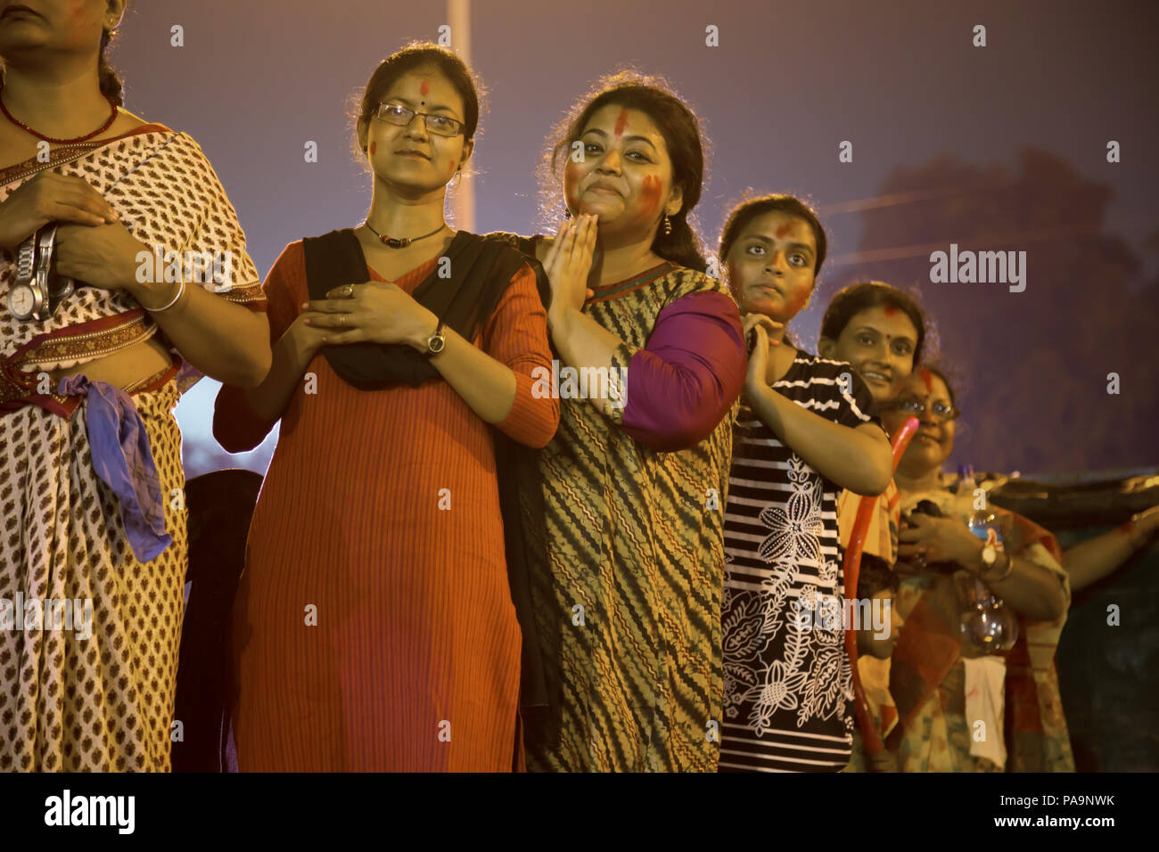 Menschen und Masse während Durga Puja Feier in Kolkata, Indien Stockfoto