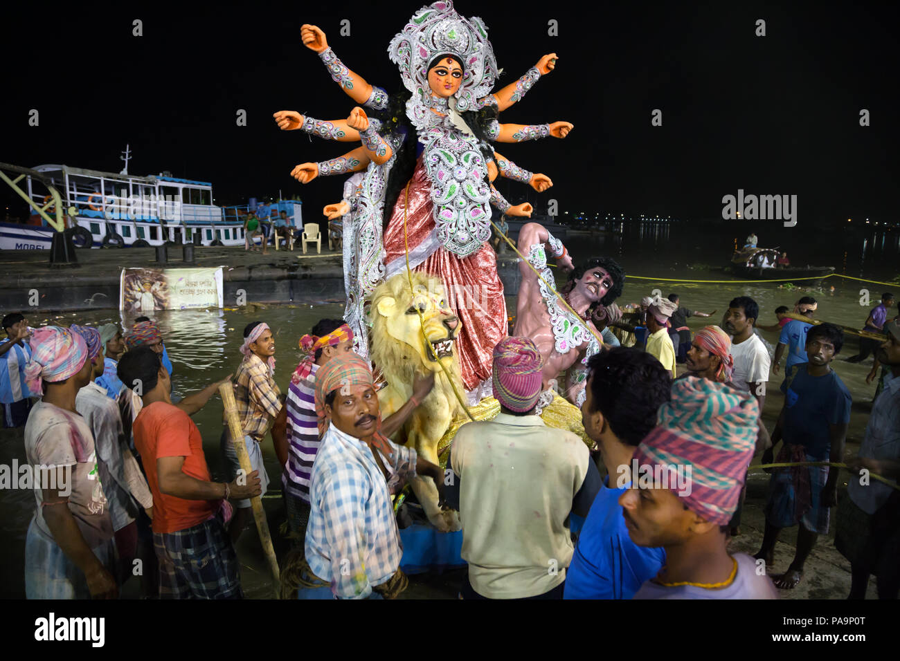 Eintauchen von Durga Statue (PANDAL) in Hooghly River während der Durga Puja Feier in Kolkata, Indien Stockfoto