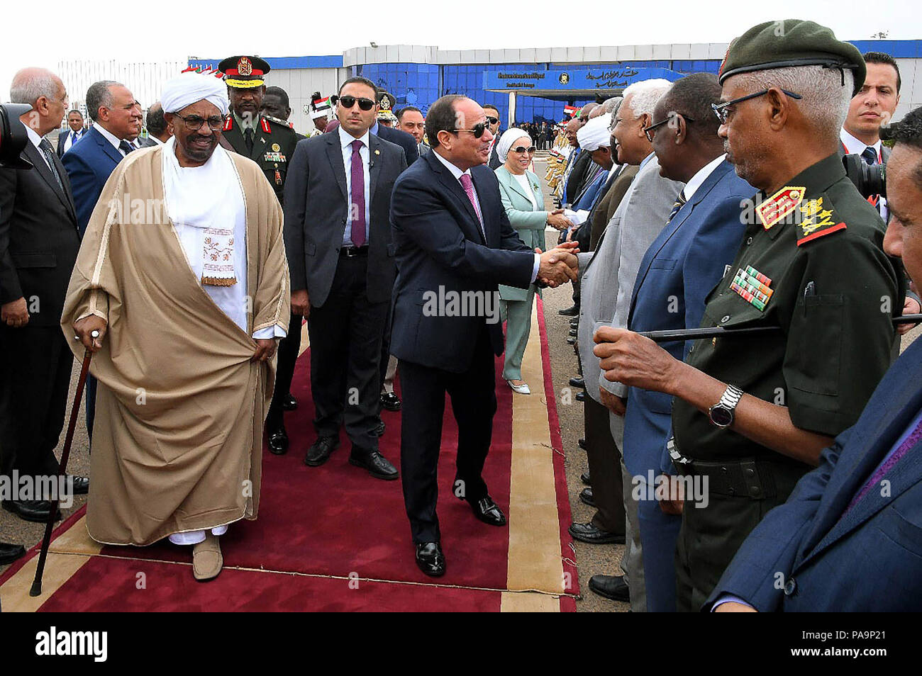 Khartum, Sudan - 19./20. Juli 2018 - der ägyptische Präsident Abdel Fattah El Sisi macht einen 2-tägigen Staatsbesuch in Sudan für die Gespräche mit den sudanesischen Präsidenten Omar Al Bashir für die Diskussion über die bilateralen Beziehungen und anderen Themen. (Presidential Pool Foto) Stockfoto