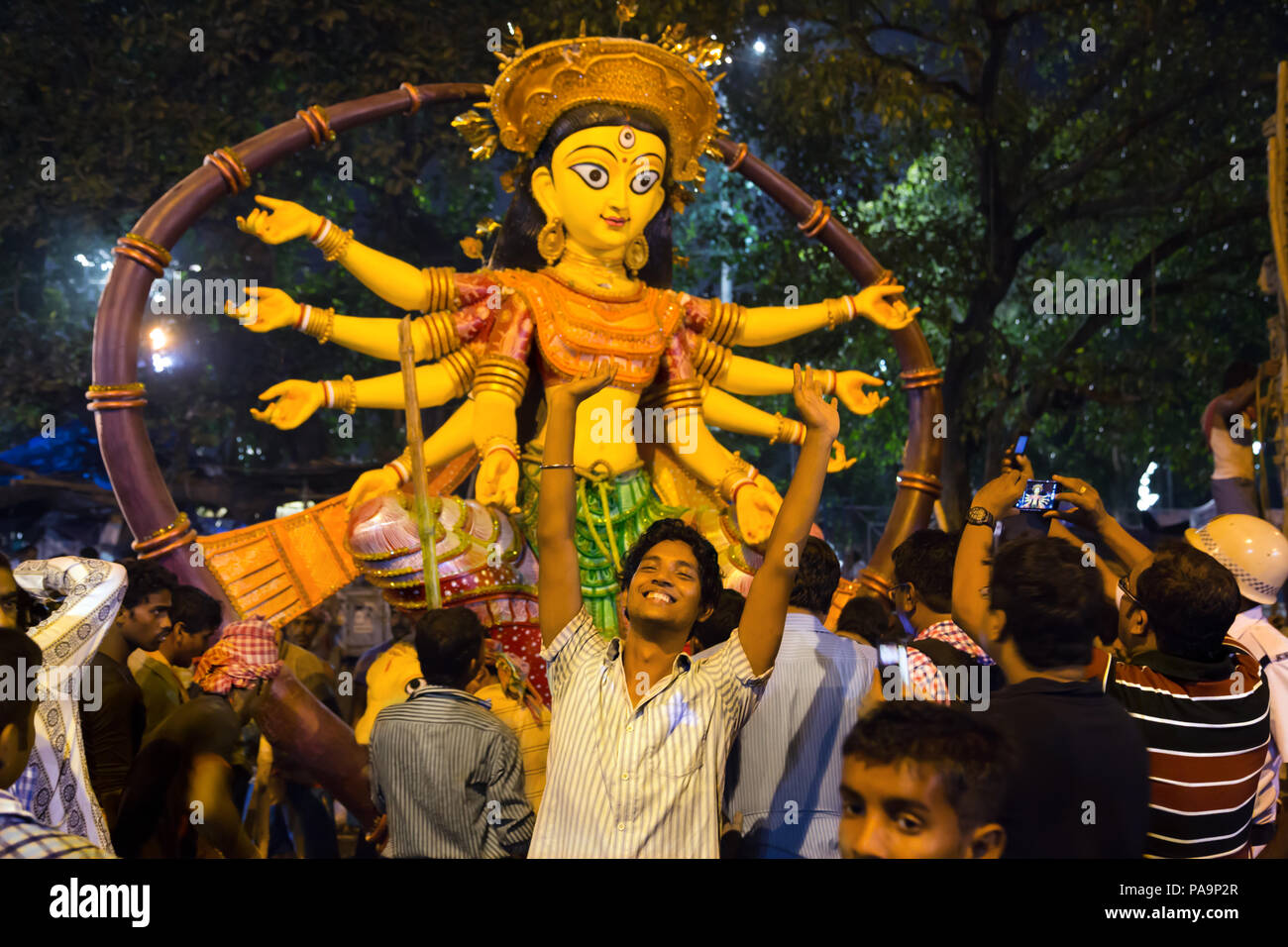 Menschen und Masse während Durga Puja Feier in Kolkata, Indien Stockfoto