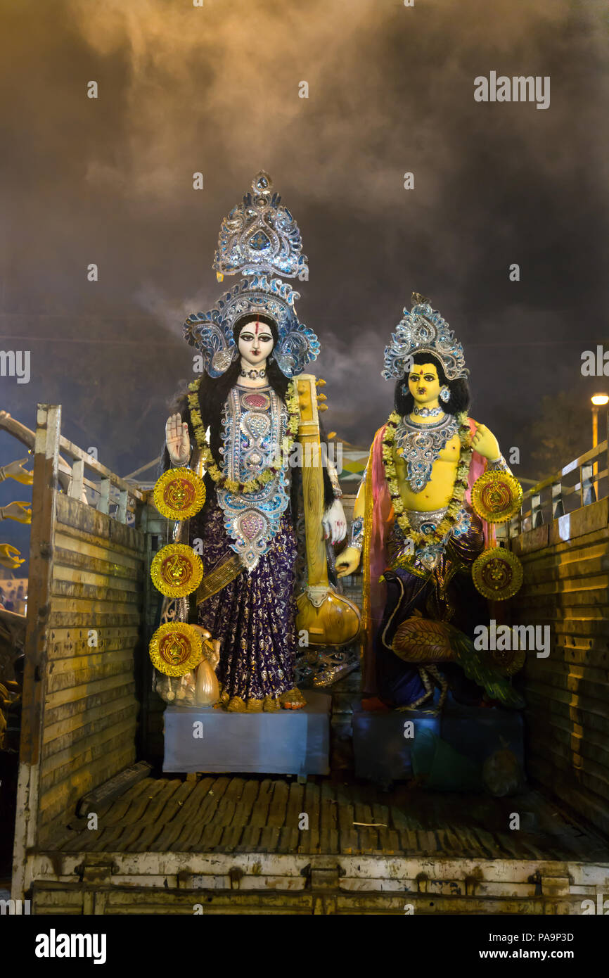 Menschen und Masse während Durga Puja Feier in Kolkata, Indien Stockfoto