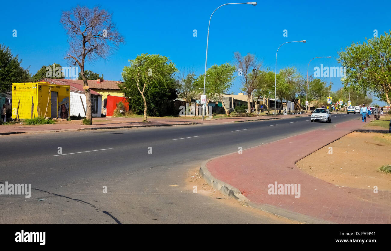Johannesburg, Südafrika, 11. September 2011, Menschen und Straßen in städtischen Soweto, Südafrika Stockfoto