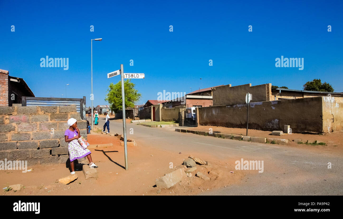 Johannesburg, Südafrika, 11. September 2011, Menschen und Straßen in städtischen Soweto, Südafrika Stockfoto