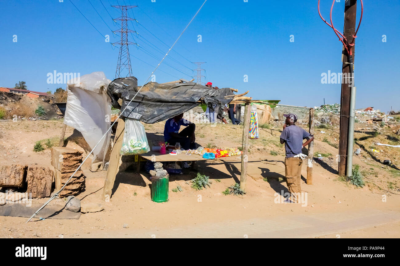 Johannesburg, Südafrika, 11. September 2011, kleinen informellen Hawker verkaufen Produkte auf der Straße in den städtischen Soweto, Südafrika Stockfoto