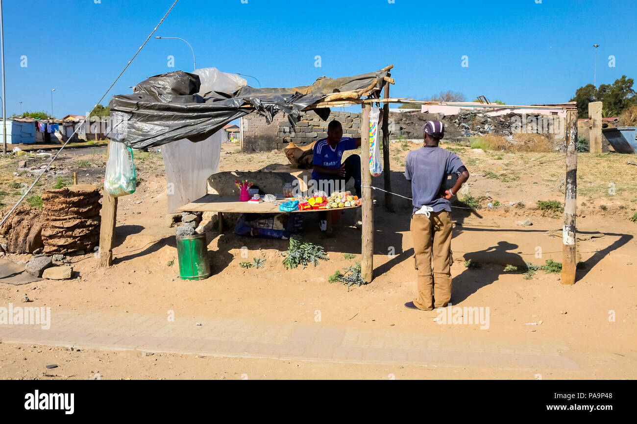 Johannesburg, Südafrika, 11. September 2011, kleinen informellen Hawker verkaufen Produkte auf der Straße in den städtischen Soweto, Südafrika Stockfoto