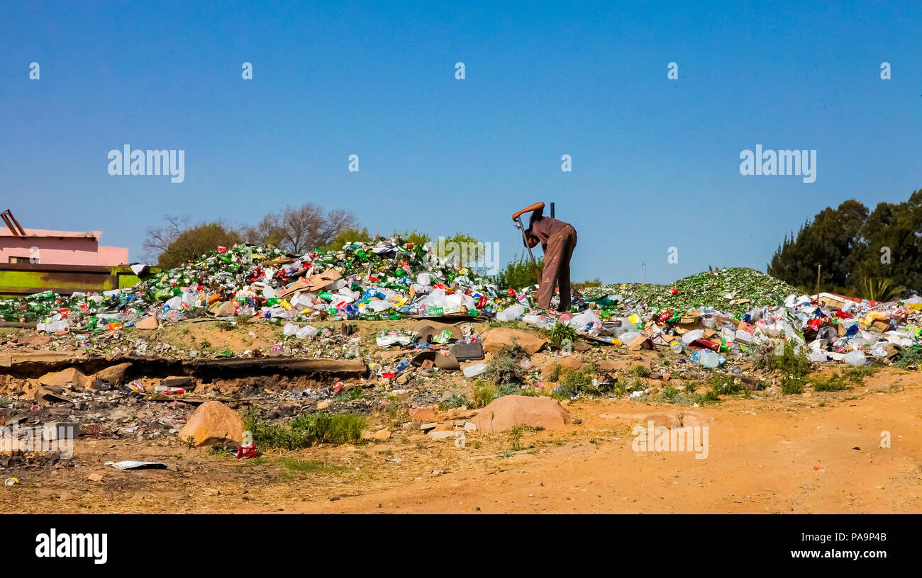 Johannesburg, Südafrika, 11. September 2011, Recycling Müll Picker sortieren Glas Flaschen in städtischen Soweto, Südafrika Stockfoto