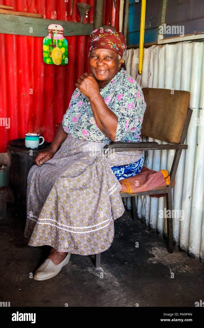 Johannesburg, Südafrika, 11. September 2011, süsse alte afrikanische Dame in einkommensschwachen Soweto home Stockfoto