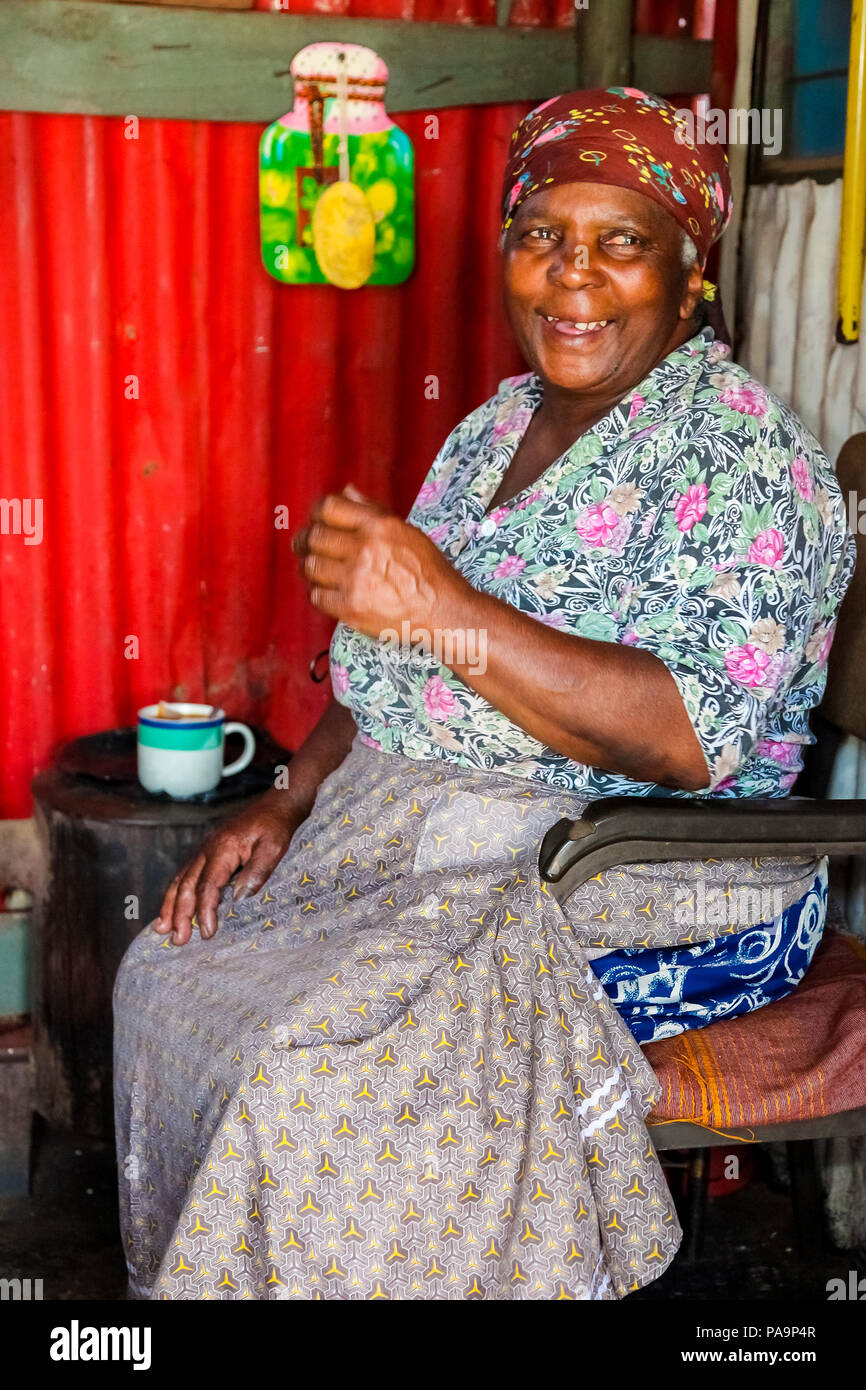 Johannesburg, Südafrika, 11. September 2011, süsse alte afrikanische Dame in einkommensschwachen Soweto home Stockfoto